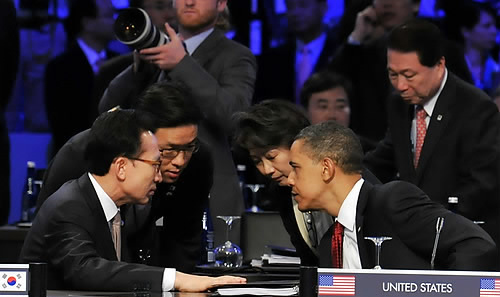 ▲ 미국 워싱턴 컨벤션센터에서 4월 13일(현지시간) 열린 제1차 핵안보정상회의에 참석중인 이명박 대통령이 버락 오바마 미국 대통령과 나란히 앉아 이야기를 나누고 있다. ⓒ연합뉴스