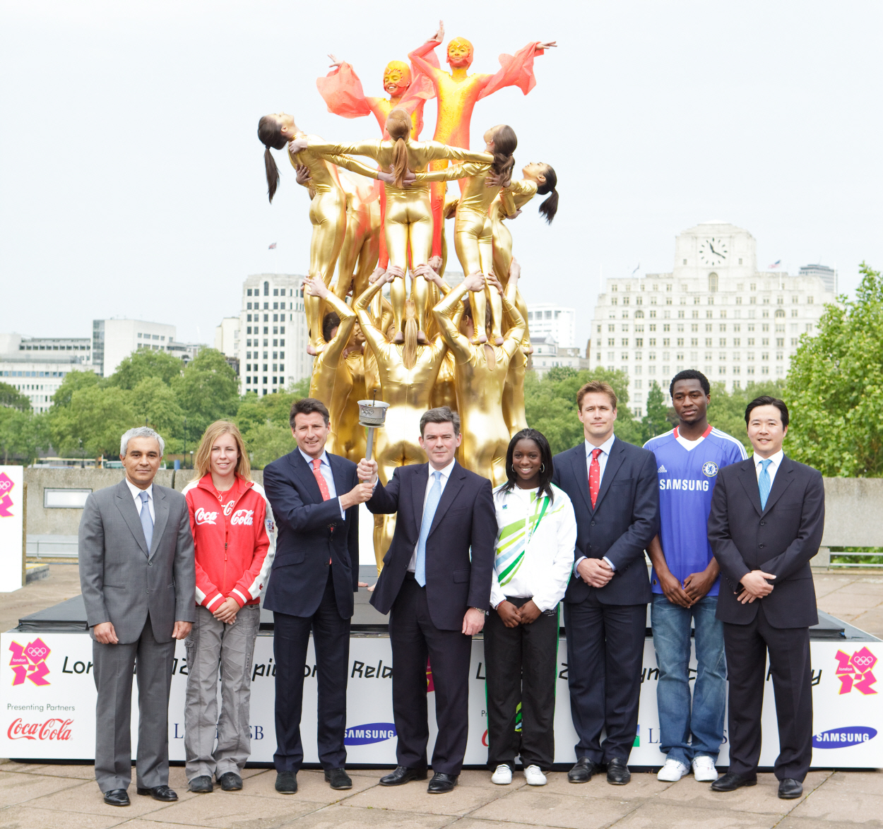 ▲ 26일 오전 영국 런던 퀸 엘리자베스 홀에서 삼성전자를 비롯한 '2012 런던 올림픽 성화봉송 후원사'가 발표됐다. 왼쪽부터 산제이 구하 코카콜라 영국ㆍ아일랜드 법인장, 아쉬레이 심슨 코카콜라 유소년 홍보대사, 세바스찬 코어 런던 올림픽 조직위 위원장, 휴 로버슨 영국 체육부 장관, 트위넬 홉슨 로이드 은행 유소년 홍보대사, 고든 로트 로이드 은행 올림픽 스폰서쉽 대표, 대니 밀스 팝포 삼성 유소년 홍보대사, 강정훈 삼성전자 런던 올림픽 사무소장 ⓒ 뉴데일리