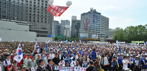 ▲ 27일 서울광장에서 '북한 응징촉구 국민대회'가 열려 4만여명의 시민단체 회원들이 참석했다. ⓒ 뉴데일리
