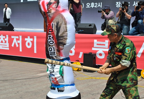 ▲ 고엽제 전우회 회원은 김정일 고무풍선을 내려치고 있다. ⓒ 뉴데일리