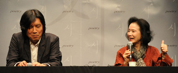 ▲ 영화 '시' 공식 기자회견에 참석한 이창동 감독과 윤정희 ⓒ 박지현 기자 