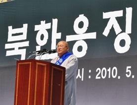 ▲ 법철스님은 27일 서울광장에서 열린 '북한 응징촉구 국민대회'에서 추모사를 전하고 있다. ⓒ 뉴데일리