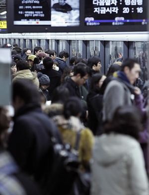 ▲ 직장인 64.2%가&nbsp;출퇴근길에&nbsp;지하철을 이용하고 있는 것으로 조사됐다&nbsp;ⓒ 연합뉴스