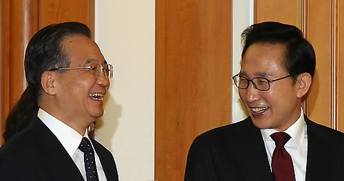 ▲ 이명박 대통령과 원자바오 중국 총리가 28일 오후 청와대에서 양자회담을 마친 뒤 협정서명식에 참석하며 환하게 웃고 있다. ⓒ연합뉴스