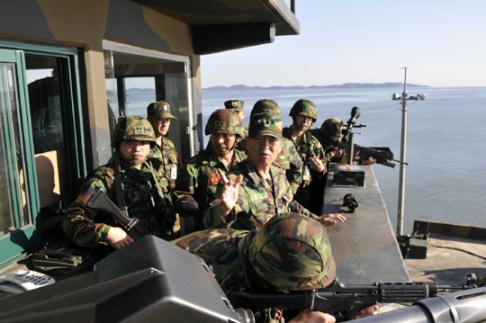 ▲ 이상의 합참의장은 지난 23일부터 27일까지 판문점 공동경비구역(JSA) 경비대대와 공군 11전투비행단, 해병 2사단 등을 각각 시찰했다. 사진은 해병 2사단 시찰 모습. (연합뉴스)&nbsp; 