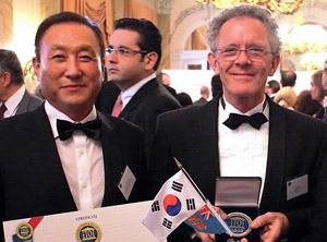 ▲ 시상식에서 2010 iTQi 심사위원과 기념촬영한 장영기 KRC 피지 회장(왼쪽). ⓒ&nbsp;연합뉴스