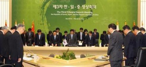 ▲ 이명박 대통령과 하토야마 유키오 일본 총리, 원자바오 중국 총리가 29일 오후 제주 국제컨벤션센터(ICC)에서 제3차 한일중 정상회의에 앞서 천안함 사태로 숙직한 장병들을 위한 묵념을 하고 있다. (조선일보 )