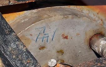 ▲ 천안함을 격침한 북한 어뢰 추진부에 써있는 '1번' 글자. 