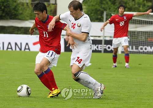 ▲ 30일 오스트리아 쿠프슈타인 경기장에서 열린 한국-벨라루스 평가전에서 이청용이 상대 수비수와 공을 다투고 있다. ⓒ 연합뉴스