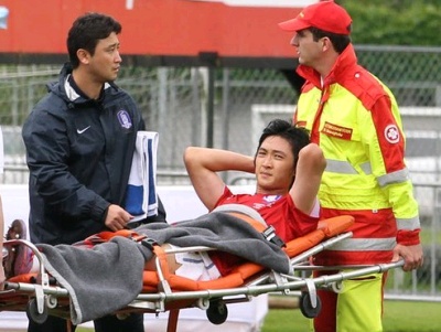 ▲ 30일 경기에서 부상을 당한뒤 들것에 실려 나오는 곽태휘 선수. ⓒ&nbsp;연합뉴스