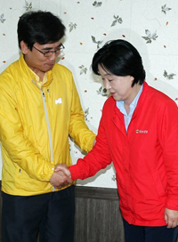 ▲ 31일 고양시 덕양구 진보신당 심상정 경기지사 후보(오른쪽)의 사무실에서 심 후보가 국민참여당 유시민 경기지사 후보와 악수를 하고 있다. 심 후보 경기지사 후보 중도하차로&nbsp;국참당 유시민 경기지사 후보로 야권단일화가 됐다 ⓒ 연합뉴스