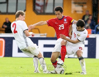 ▲ 30일 오스트리아 쿠프슈타인 경기장에서 열릴 한국-벨라루스와 평가전에서 김남일이 벨라루스 선수들과 볼다툼을 벌이고 있다.