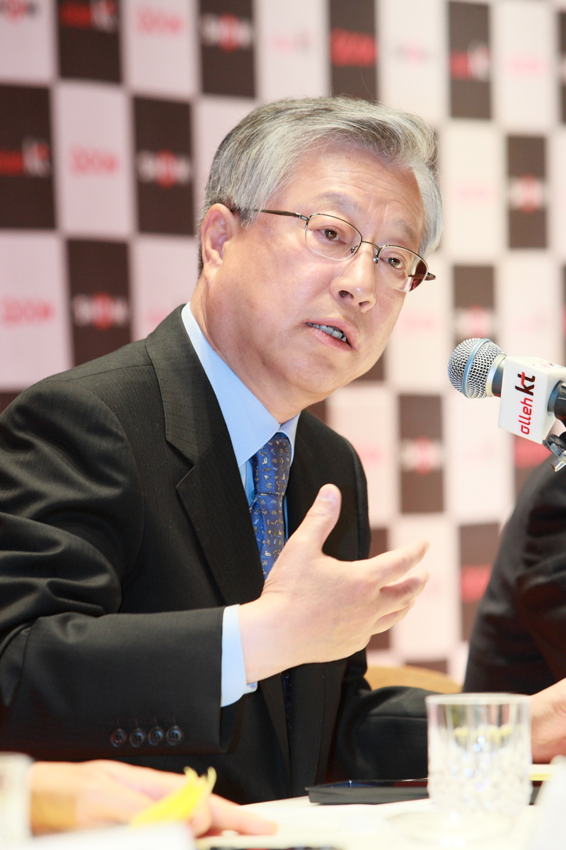 ▲ KT-KTF 합병1주년 기자간담회에서 이석채 회장이 1주년의 성과 및 향후계획에 대해 설명하고 있다. ⓒ 뉴데일리