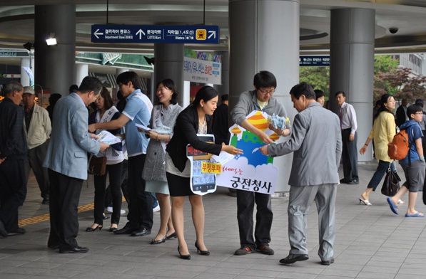 ▲ 시민단체는 31일 서울역 광장 앞에서 지난가던 시민들에게 6.2지방선거 투표에 참여해달라며 홍보를 벌이고 있다. ⓒ 뉴데일리