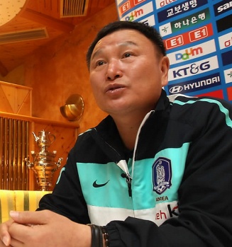 ▲ 허정무 감독이 1일(한국시간) 오전 오스트리아 노이슈트프트 카펠라호텔에서 기자회견을 갖고 남아공 월드컵 본선에 참가할 국가대표 최종명단 23명을 발표하고 있다. 이동국(전북)은 2010 남아프리카공화국 월드컵 최종 엔트리에 포함돼 12년 만에 월드컵 출전 꿈을 이뤘으나 이근호(이와타)와 신형민(포항), 구자철(제주)은 탈락했다. ⓒ&nbsp;연합뉴스