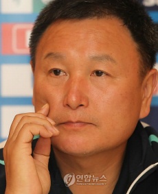 ▲ 허정무 감독이 1일(한국시간) 오전 오스트리아 노이슈트프트 카펠라호텔에서 기자회견을 갖고 남아공 월드컵 본선에 참가할 국가대표 최종명단 23명을 발표하고 있다. 이동국(전북)은 2010 남아프리카공화국 월드컵 최종 엔트리에 포함돼 12년 만에 월드컵 출전 꿈을 이뤘으나 이근호(이와타)와 신형민(포항), 구자철(제주)은 탈락했다. ⓒ&nbsp;연합뉴스