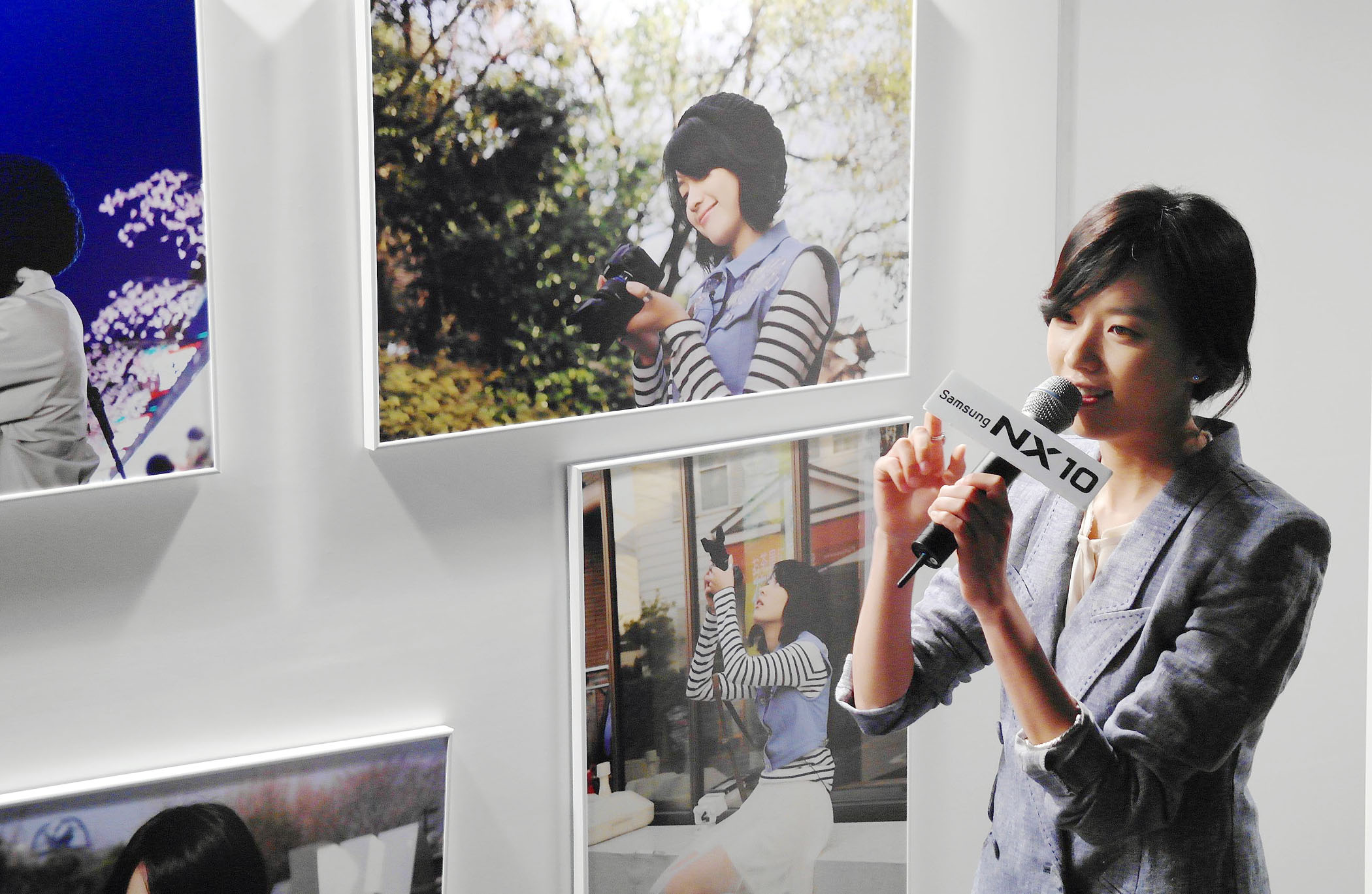 ▲ 삼성전자 카메라 모델 한효주가 '삼성 NX10 Creative Photo Gallery' 행사에 참가해 전시된 사진들에 대해 소개하고 있다. ⓒ 뉴데일리