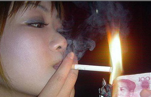 ▲ 90년대생 담뱃불녀 ⓒ&nbsp;온바오닷컴 &nbsp;