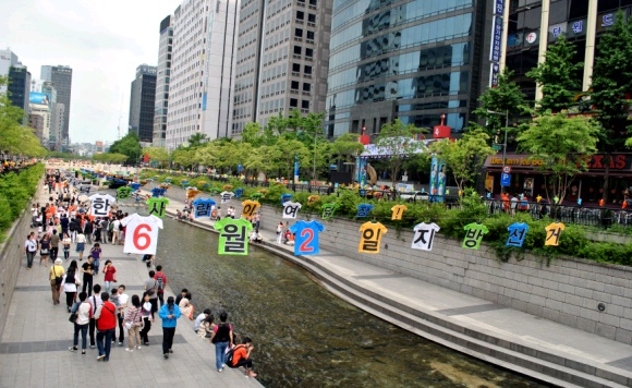 ▲ 서울 청계천에 6.2지방선거 문구를 걸어&nbsp;시민들의 투표참여를 독려하고 있다.&nbsp;ⓒ 뉴데일리