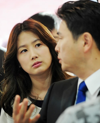 ▲ 2일 제 5회 동시 지방선거 투표에 참여한 심은하 ⓒ 연합뉴스