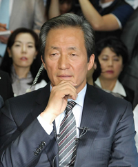 ▲ 2일 한나라당 당사에 마련된 선거상황실에서 방송3사의 출구조사 결과를 지켜보고 있는 정몽준 대표. ⓒ연합뉴스