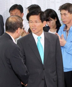 ▲ 6.2지방선거에서 당선이 유력시 되는 한나라당 경기도지사 김문수 후보가 3일 새벽 경기도 수원 한나라당 경기도당을 찾아 지지자들과 악수를 하고 있다. 김 후보는 지방선거의 한나라당 참패 분위기로 인해 축하 꽃다발도, 연호도 사양했다. ⓒ 연합뉴스