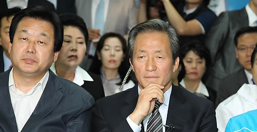 ▲ 2일 서울 여의도 당사에 마련된 선거상황실에서 방송사의 출구조사 결과를 지켜보는 정몽준 한나라당 대표(우)와 김무성 원내대표(좌). ⓒ연합뉴스