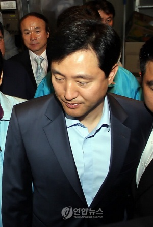 ▲ 6.2지방선거의 개표가 진행중인 3일 새벽 서울 프레스센터 한나라당 서울시장 오세훈 후보 사무실에서 개표 결과가 뒤쳐지고 있는 오 후보가 지지자들에 감사의 인사를 표하고 굳은 표정으로 선거사무실을 빠져나가고 있다.