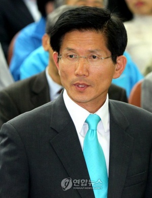 ▲ 6.2지방선거에서 당선이 유력시 되는 한나라당 경기도지사 김문수 후보가 3일 새벽 경기도 수원 한나라당 경기도당을 찾아 개표 방송을 지켜보고 있다. 김 후보는 지방선거의 한나라당 참패 분위기로 인해 축하 꽃다발도, 연호도 사양했다.