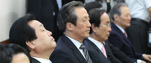 ▲ 3일 여의도 당사에서 열린 '살려라 경제! 희망캠프' 회의에서 사퇴 의사를 밝힌 정몽준 대표(가운데) 등 한나라당 지도부가 침통한 표정을 짓고 있다 ⓒ연합뉴스