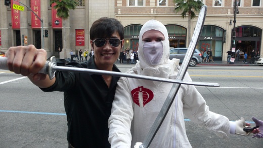 ▲ 이병헌이 미국 차이니즈 씨어터 거리를 걷다 만난 '지.아이.조' &lsquo;스톰 쉐도우&rsquo; 캐릭터맨. &nbsp;ⓒ 뉴데일리