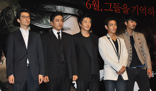 ▲ 영화 '포화속으로' 언론시사회(왼쪽부터 이재한 감독, 배우 김승우, 권상우, 최승현, 차승원) ⓒ 뉴데일리