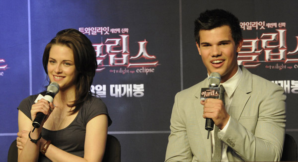 ▲ 영화 '이클립스' 내한 기자회견에 참석한 크리스틴 스튜어트(좌)와 테일러 로트너(우) ⓒ 박지현 기자 