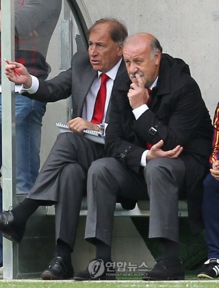 ▲ 4일 새벽(한국시간) 오스트리아 인스부르크에서 열린 한국-스페인 경기에서 스페인 비센테 델 보스케(오른쪽) 감독이 경기를 지켜보고 있다.