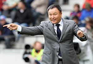 ▲ 4일(한국시간) 오전 오스트리아 인스브루크 티볼리노이 스타디움에서 열린 한국과 스페인의 평가전에서 허정무 감독이 선수들을 독려하고 있다.&nbsp; ⓒ 연합뉴스&nbsp;