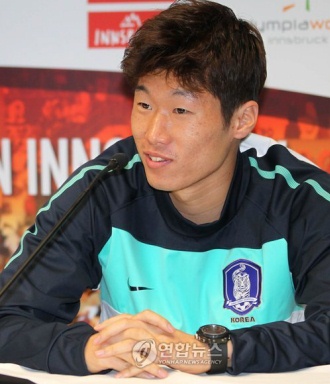 ▲ 박지성이 2일(한국시간)오전 스페인과의 평가전을 앞두고 오스트리아 인스브루크 티볼리노이 스타디움에서 열린 공식기자회견에서 전지훈련캠프에서의 여가생활을 묻는 취재진의 질문에 호텔과 훈련장을 반복해서 오간다고 답하고 있다.