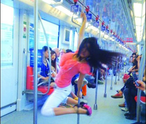 ▲ 난징 지하철 '봉춤녀' ⓒ&nbsp;온바오닷컴