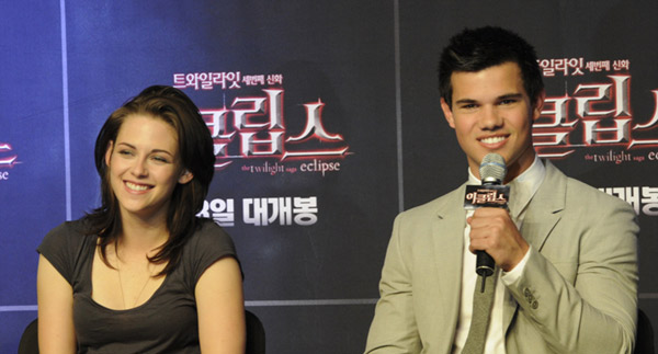 ▲ 영화 '이클립스' 내한 기자회견에 참석한 크리스틴 스튜어트(좌)와 테일러 로트너(우) ⓒ 박지현 기자 