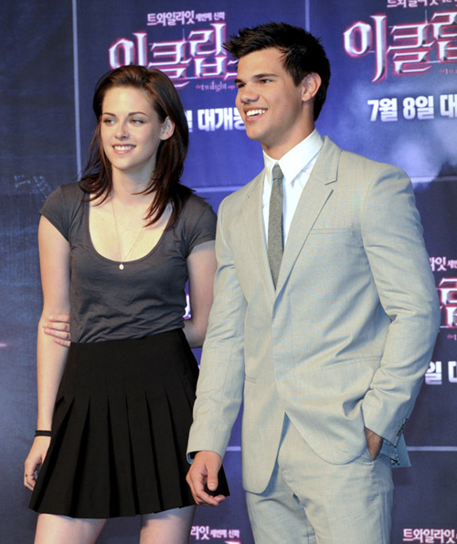 ▲ 영화 '이클립스' 내한 기자회견에 참석한 크리스틴 스튜어트(좌)와 테일러 로트너(우) ⓒ 박지현 기자 