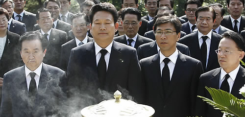 ▲ 민주당 정세균 대표를 비롯한 지도부, 6.2지방선거 당선자들은 4일 서울 동작동 국립현충원을 찾아 고 김대중 전 대통령 묘역을 참배하고 본격 대여공세 포문을 열었다 ⓒ 연합뉴스