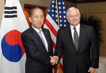 ▲ 김태영국방과 게이츠 미국방. ⓒ 연합뉴스