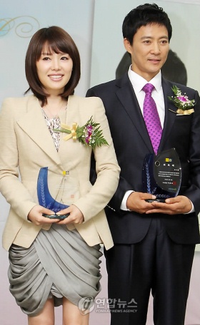 ▲ 지난달 31일 오후 종로구 수송동 국세청 회의실에서 열린 국세청 명예홍보위원 & 대한민국 세미래 캠페인 홍보대사 위촉식에서 홍보대사로 위촉된 최수종&middot;하희라 부부가 기념촬영을 하고 있다.