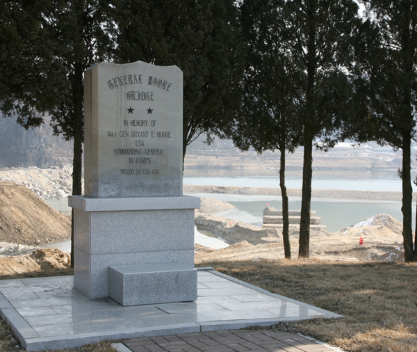 ▲ 무어 장군의 추모전적비. 임시로 옮기기 전.ⓒ 이오봉 기자