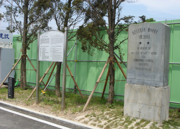 ▲ 공사 현장사무소로 임시로 옮긴 추모전적비. ⓒ 이오봉 기자