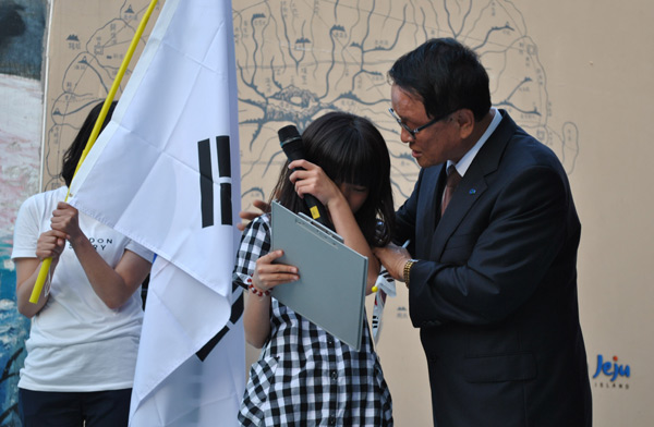 ▲ 故 이하늘 양에게 보내는 편지를 읽던 친구 김유라 양이 