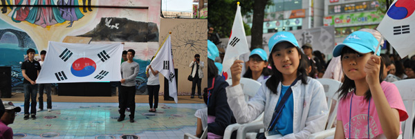 ▲ 故 이하늘 양의 추모식에는 태극기의 물결로 가득했다.(좌-태극기 퍼포먼스, 우-청와대 어린이기자단 진다영 양과 김수연 양)&nbsp;ⓒ 뉴데일리