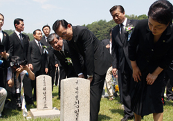 ▲ 현충일 추념식 마친 이명박 대통령이 6.25전사 사병묘역을 찾았다. ⓒ 연합뉴스