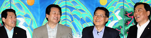 ▲ 한나라당 김무성, 민주당 박지원 원내대표 등 여야 원내대표단이 6일 오후 국회 귀빈식당에서 회담에 앞서 환담하며 웃고 있다. 왼쪽부터 한나라당 이군현 원내수석부대표, 김 원내대표, 민주당 박 원내대표, 박기춘 원내수석부대표. ⓒ연합뉴스