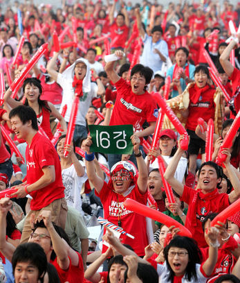 ▲ 월드컵 거리응원에 나선 시민들이 환호하고 있다 ⓒ 연합뉴스