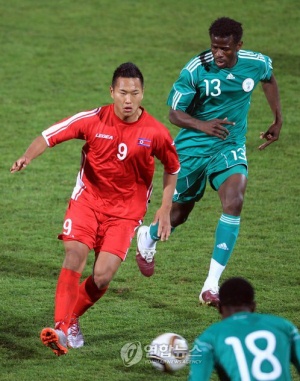 ▲ 7일 새벽 (한국시간) 남아공 요하네스버그 동쪽 템비사 마쿨롱 경기장에서 열린 나이지리아와 북한의 평가전에서 북한 정대세가 나이지리아 수비를 피해 돌파하고 있다.